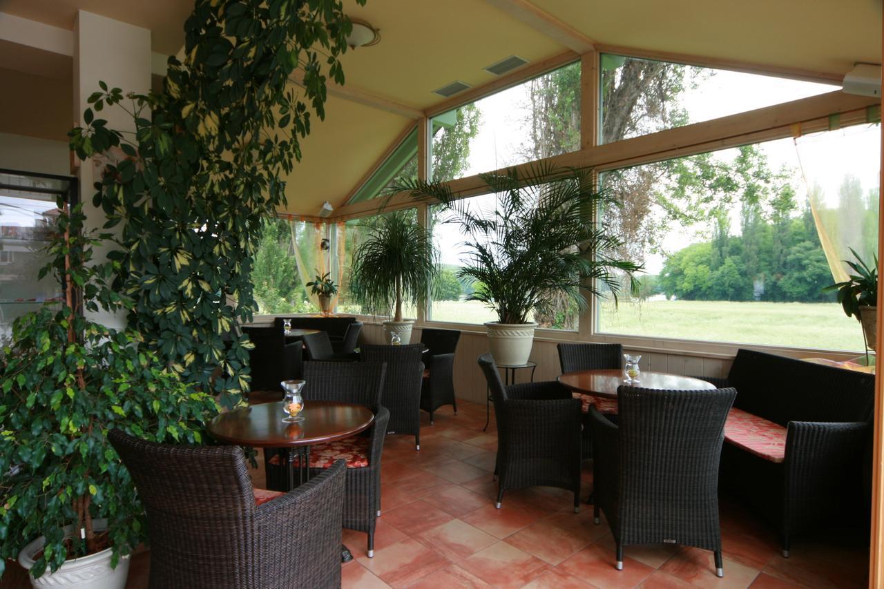 Rosenhotel - Serviced Apartments Zwentendorf エクステリア 写真